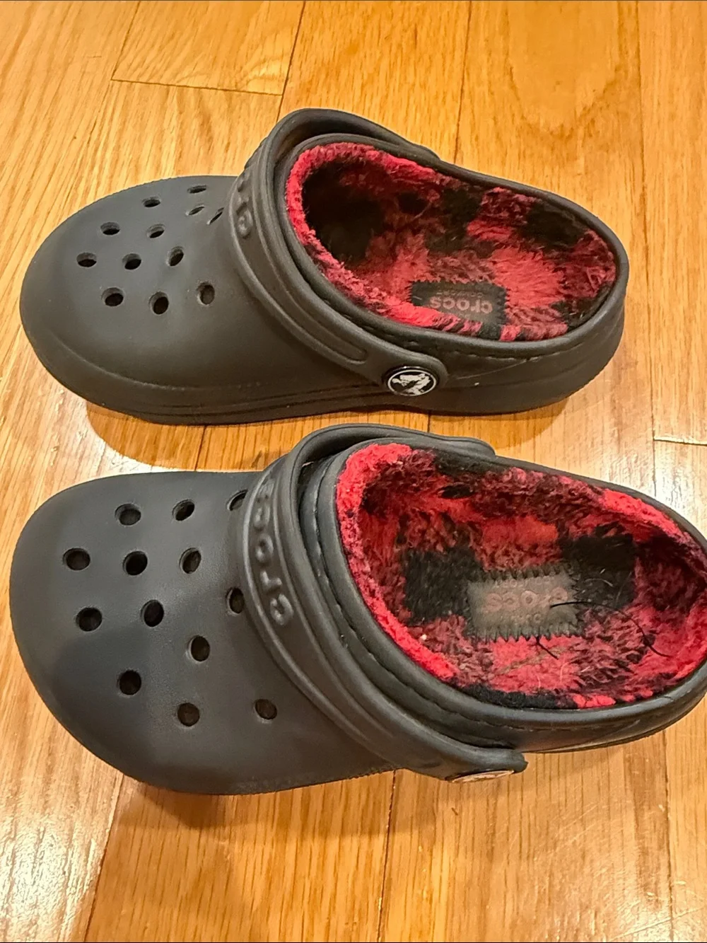 Crocs black with buffalo red /black lining size c10.